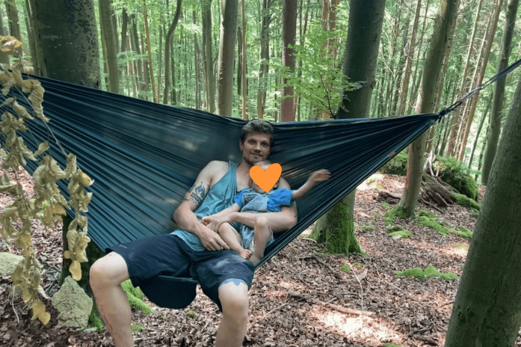 Packliste Klettern mit Baby outdoor: Hängematte im Schatten neben Seil und Kletterausrüstung