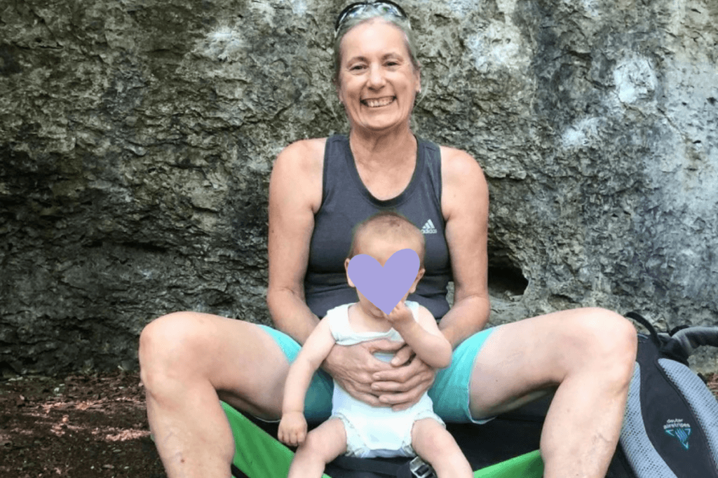 Helga Münzenberg von She Climbs mit Enkelkind beim Klettern mit Baby outdoor am Fels