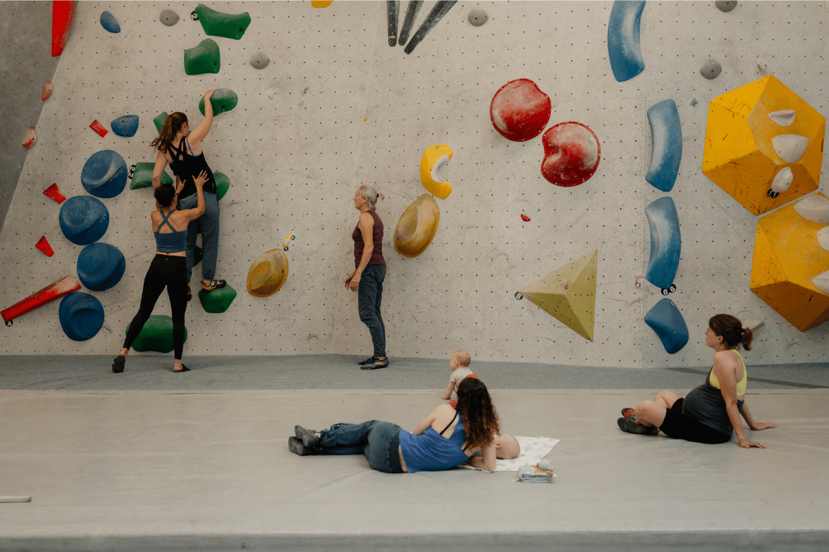 Kursgruppe Mamas und Babys in der Boulderhalle