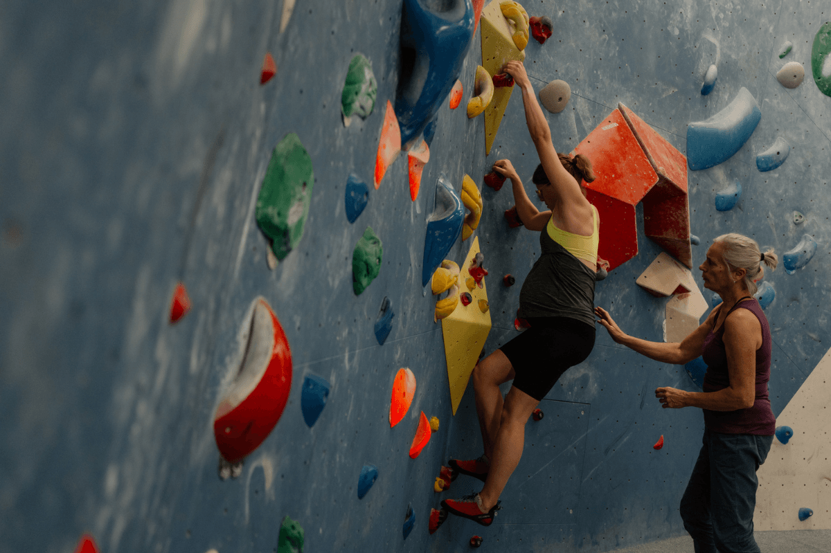 Schwangere Kletterin beim bodennahen Bouldern – Klettertraining in der Schwangerschaft mit She Climbs