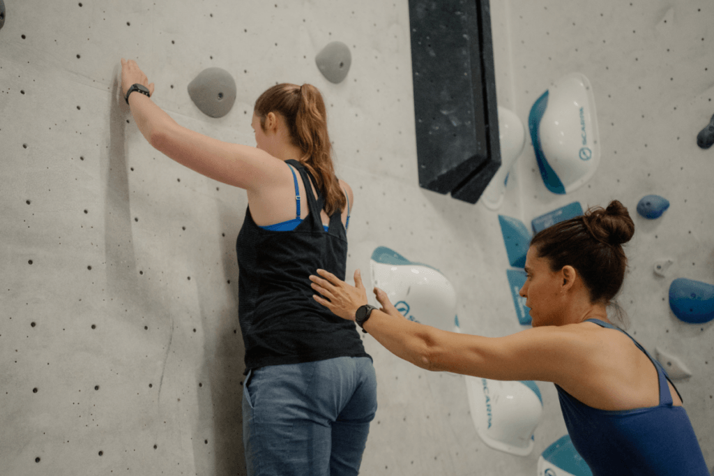 Kletterspezifisches Beckenbodentraining an der Kletterwand im Klettermama Comeback