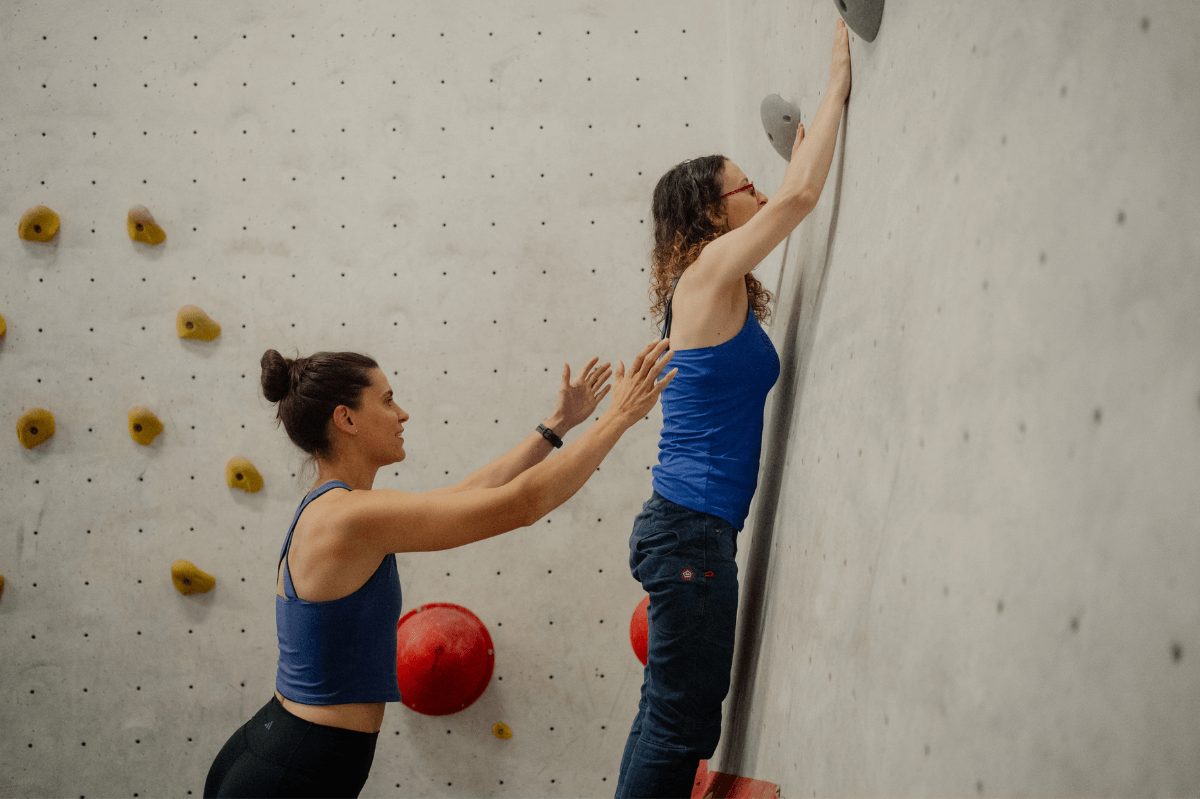 Klettermama beim Wiedereinstieg und Spannungsaufbau