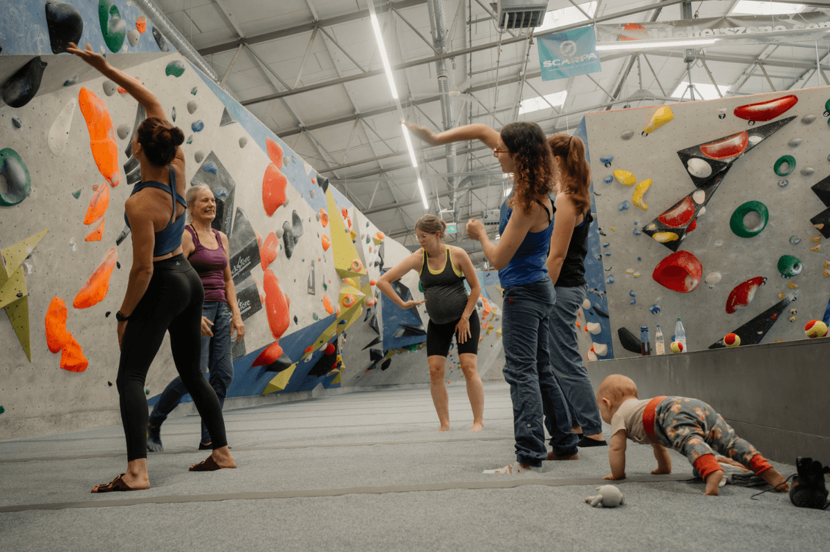 Klettermamas beim dynamischen Aufwärmen