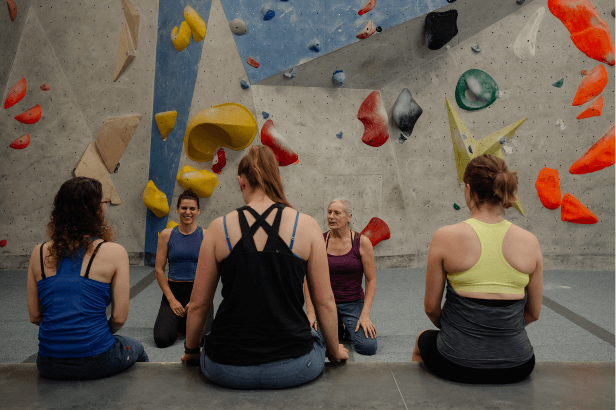 Mütter beim Rückbildungskurs in der Boulderhalle, Beckenbodentraining und Bouldern