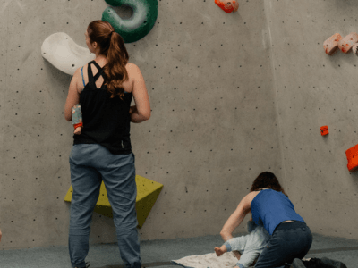 Mütter beim Rückbildungskurs in der Boulderhalle, Beckenbodentraining und Bouldern