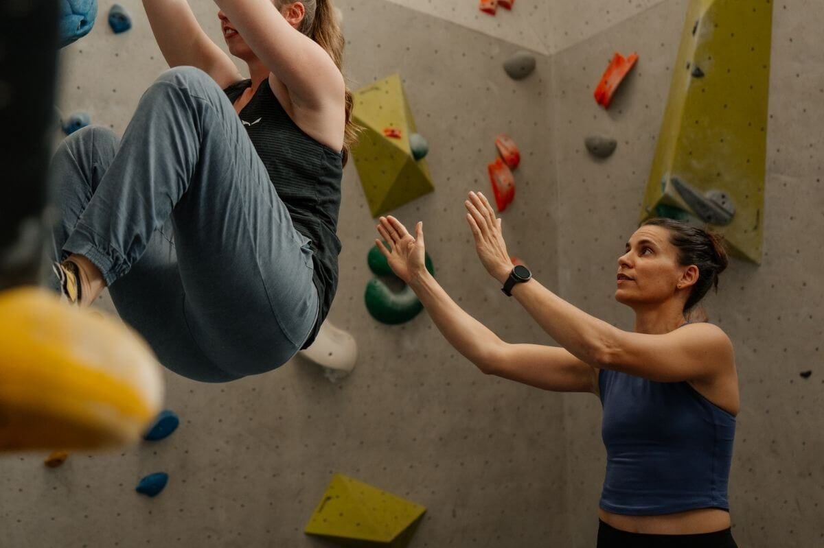 Klettermama Comeback: Kletterin trainiert nach der Geburt am Überhang