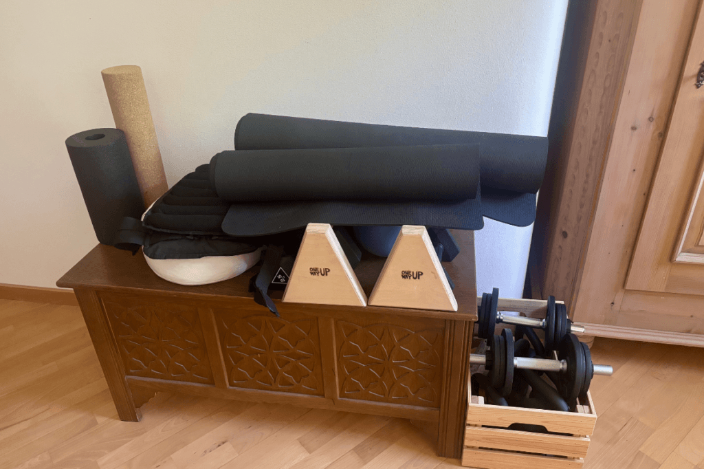 Trainingsmaterial griffbereit für kurze Klettertraining-Einheiten im Mama-Alltag