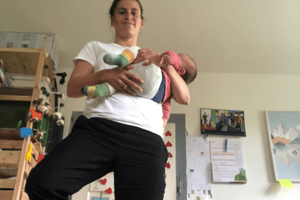Sanfte Mobility-Übung nach der Geburt als erster Schritt zurück zum Klettern & das Baby hat schon seinen eigenen Kopf