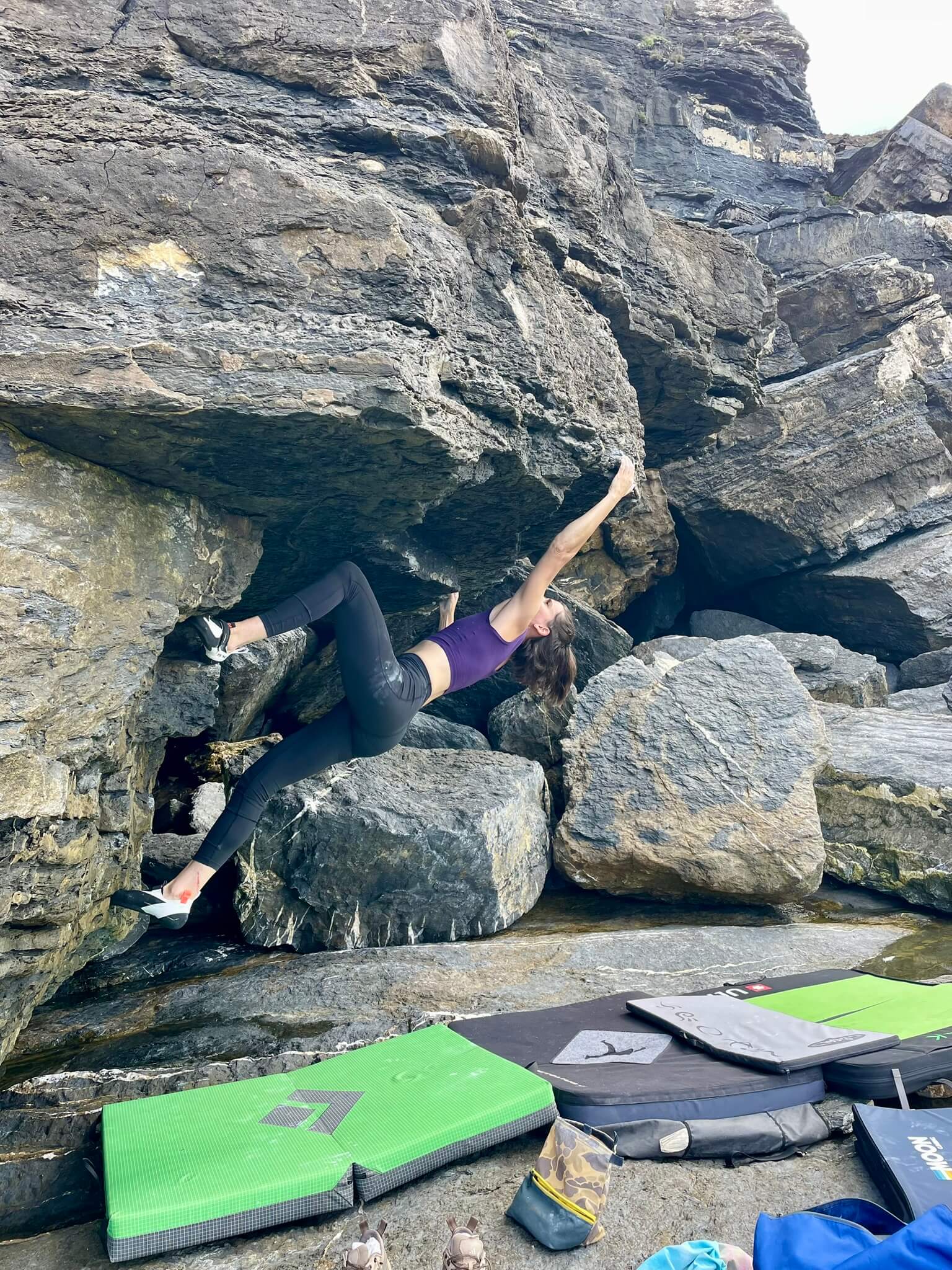 Klettermama beim Outdoor Bouldern, Bouldern mit Kind, Kletterurlaub mit Kind