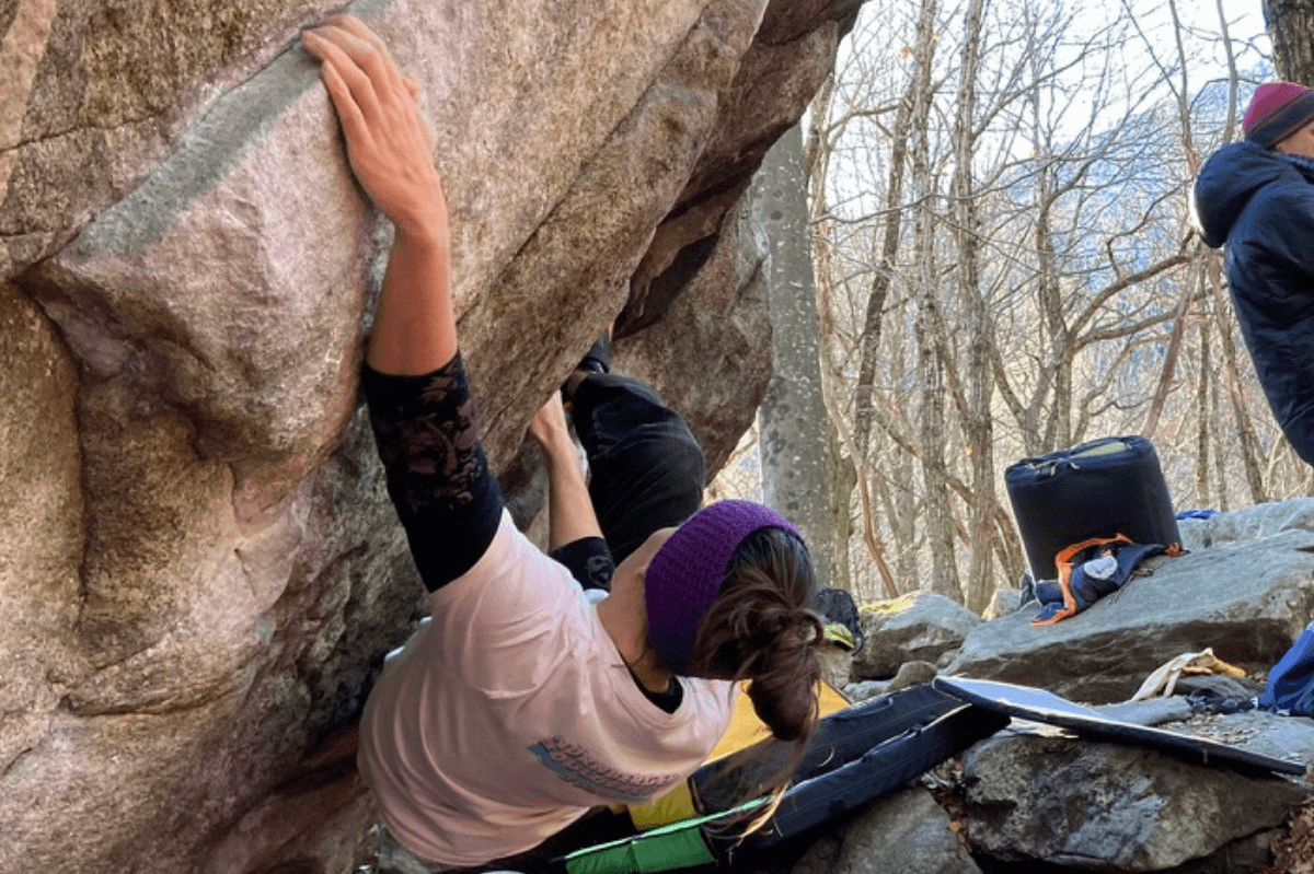 Jana Tessin Klettermama beim Bouldern im Tessin