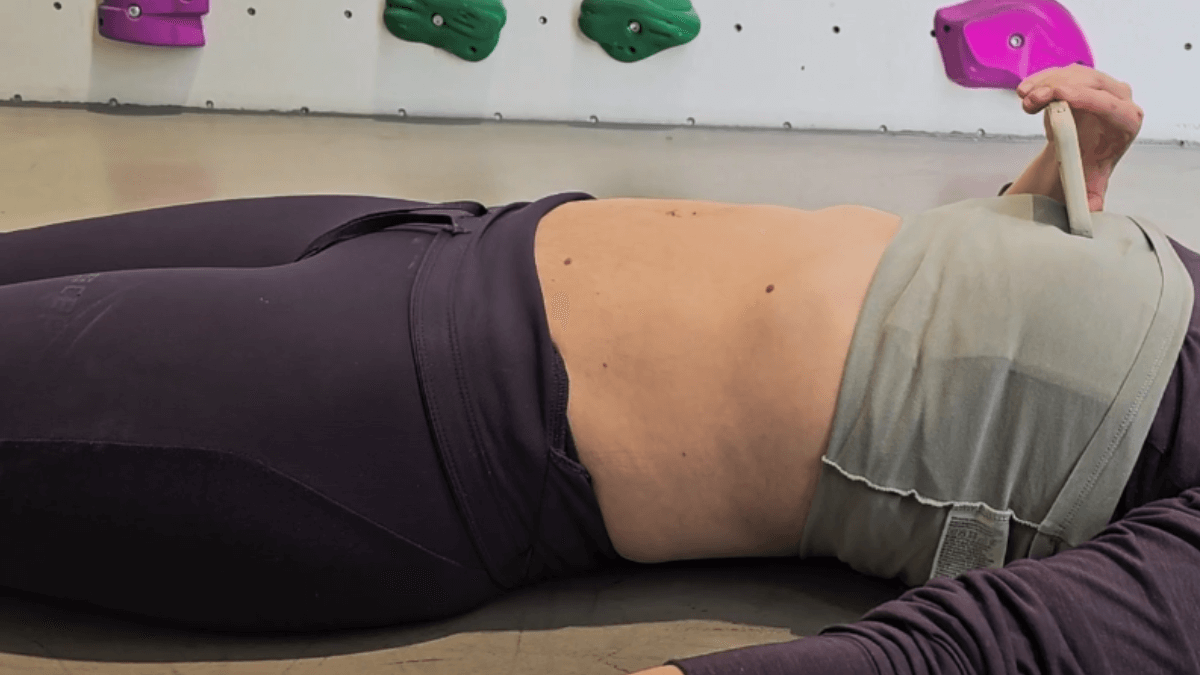Klettermama testet Rektusdiastase vor dem Wiedereinstieg an der Wand