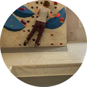 klettermama guide kundin beim Üben