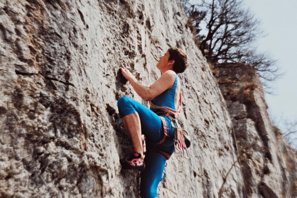Helga Münzenberg, Mitgründerin von She Climbs, beim Klettern im Frankenjura als junge Mama