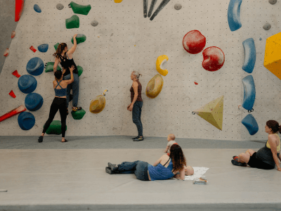 Klettermama Comeback: Kletterin trainiert nach der Geburt am Überhang